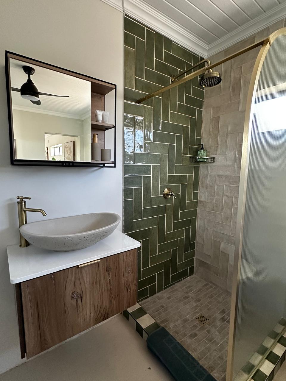 En suite bathroom with basin and walk-in shower