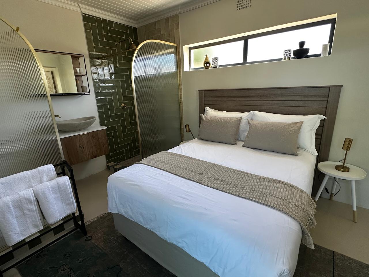Double bedroom with en suite bathroom